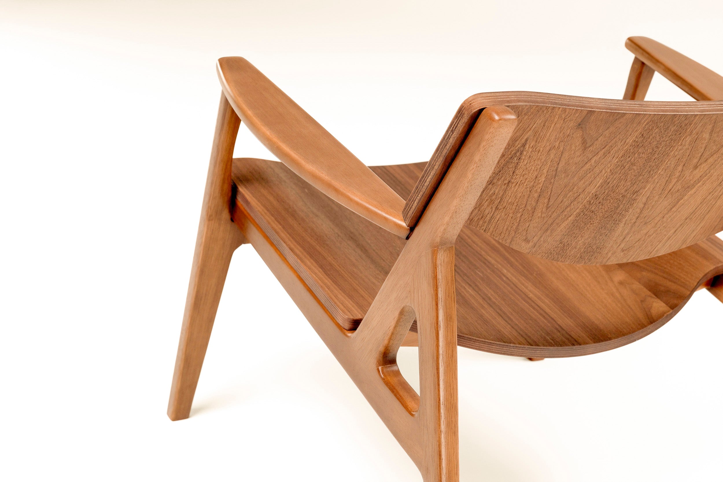 129978 TRIAGE Lounge Chair Carvalho (Oak) Amendoa (Almond)