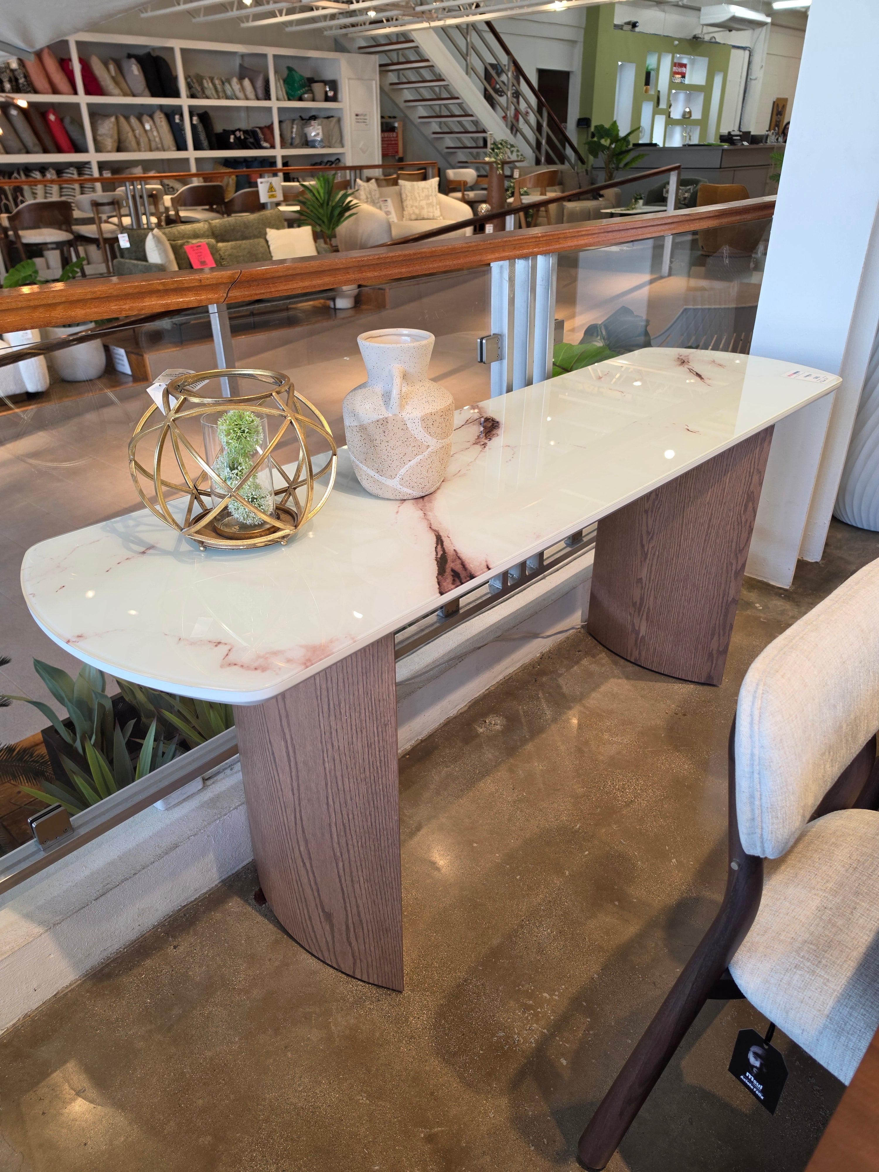 144302 IOLANDA Console 70.9"W x 19.7"D x 29.5"Ht Carvalho (Oak) Amendoa (Almond)/Glass Top