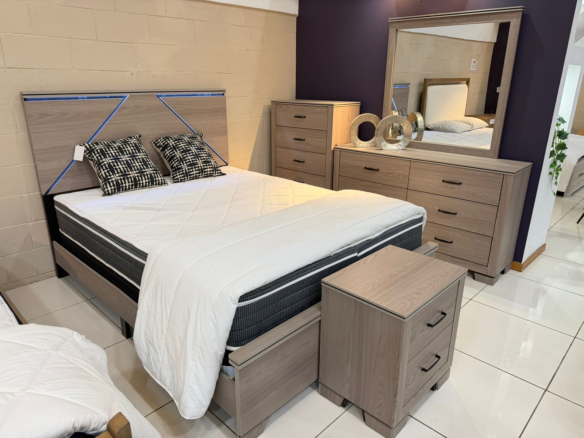 BD05142 Bedroom Set Queen Bed + Dresser + Mirror + Nightstand w/ LED / Light Weathered Gray Finish