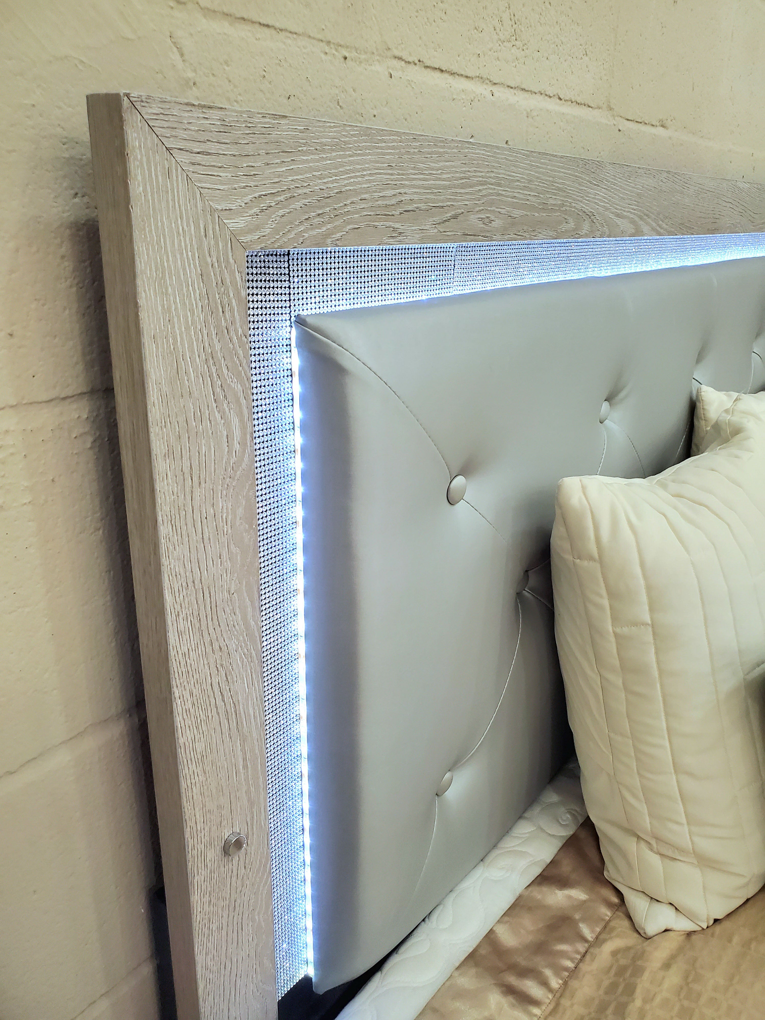 B9270 King Bed + Nightstand Pickled Oak Finish White Wood