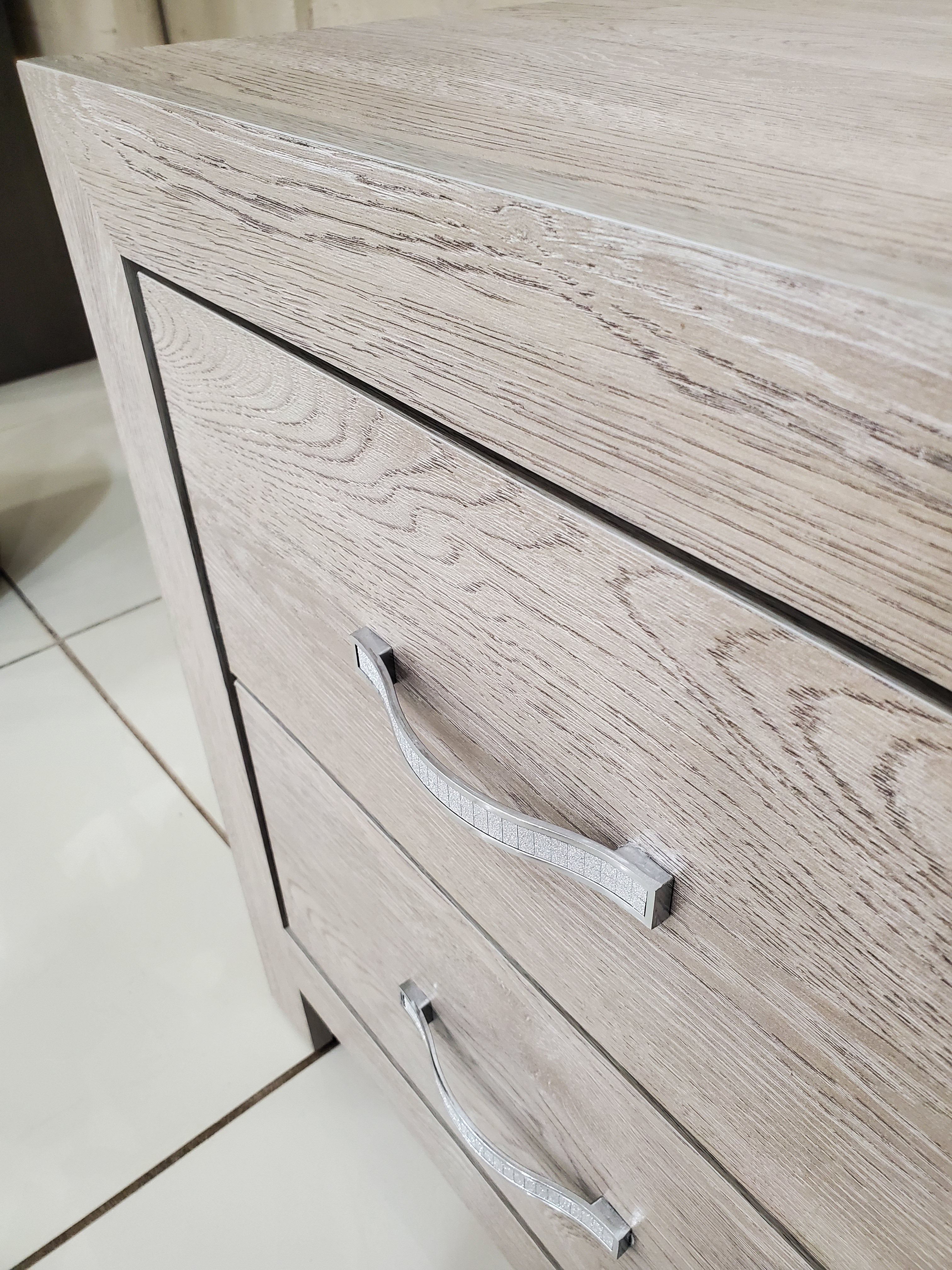 B9270-2 Jaylen Nighstand Pickled Oak Finish White Wood