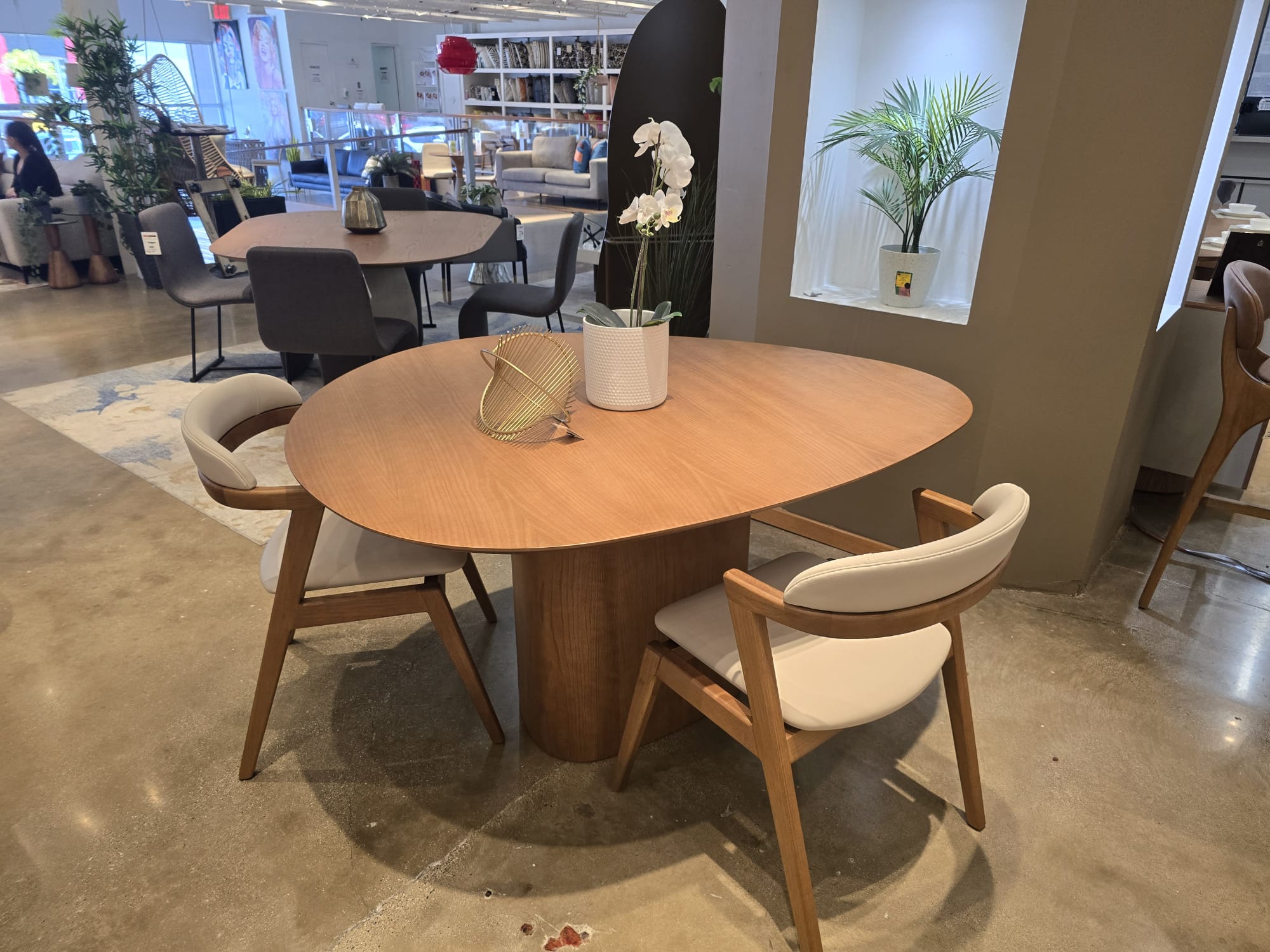 SERRA Dining Table 59"L x 53.9"W Amendoa Oak